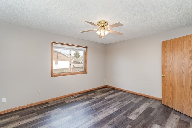 Building Photo - 2 Bed | 1 Bath Updated One Level Home
