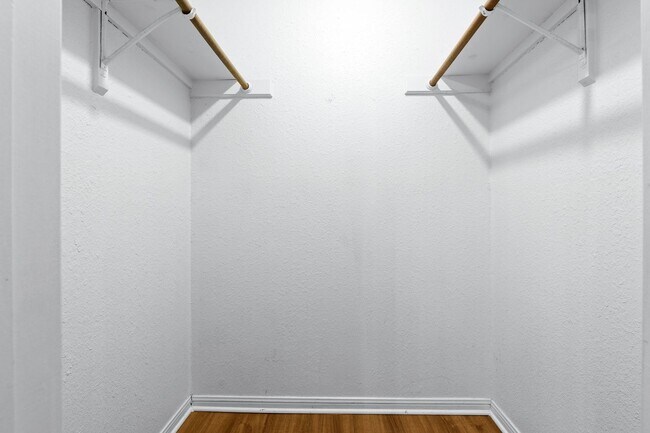 Building Photo - IMMEDIATE MOVE IN: West Campus 2 Bed/2 Bath
