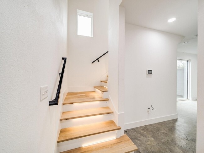 Building Photo - 2916 Hawthorne Ave