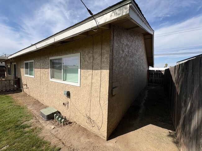 Building Photo - Spacious SE Tulare Home Near Shopping Centers Rent Ready!