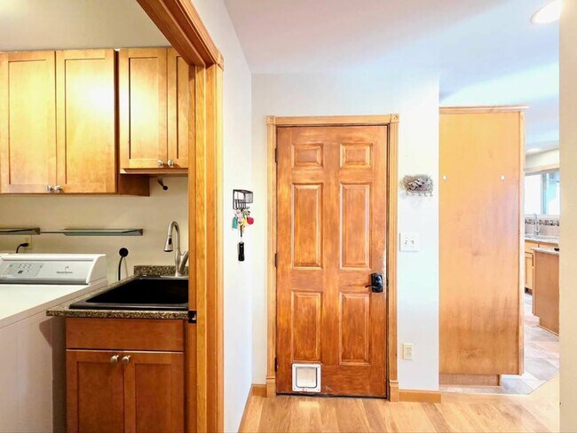 Building Photo - Gorgeous 4 Bed, 3 Bath Home w/ STUNNING RI...