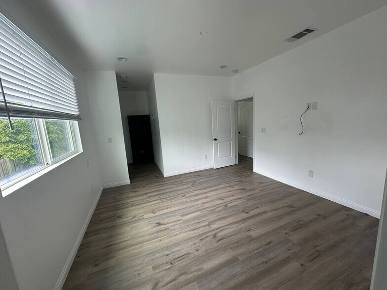 Building Photo - 15122 Burbank Blvd