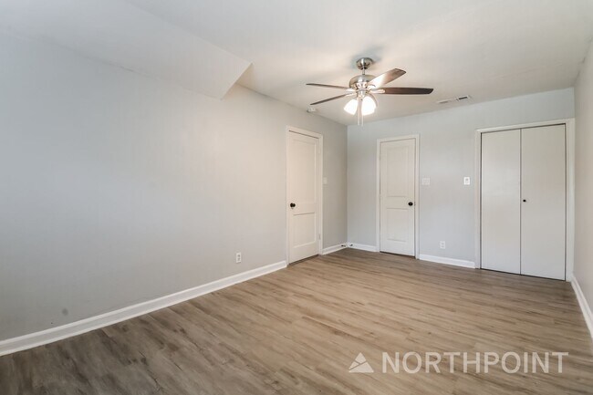 Building Photo - 3 BR/2BA | Updated Single Family Home |  Gated backyard | In Dallas!
