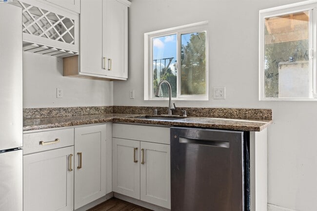 Building Photo - 2081 Oakwood Dr