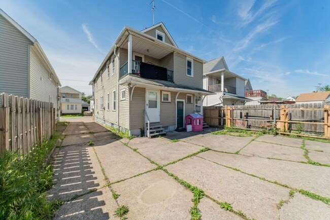 Building Photo - 3402 Roehl Ave