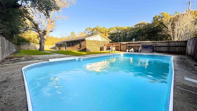 Building Photo - Charming 3-Bedroom Home with In-Ground Pool & Fenced Yard