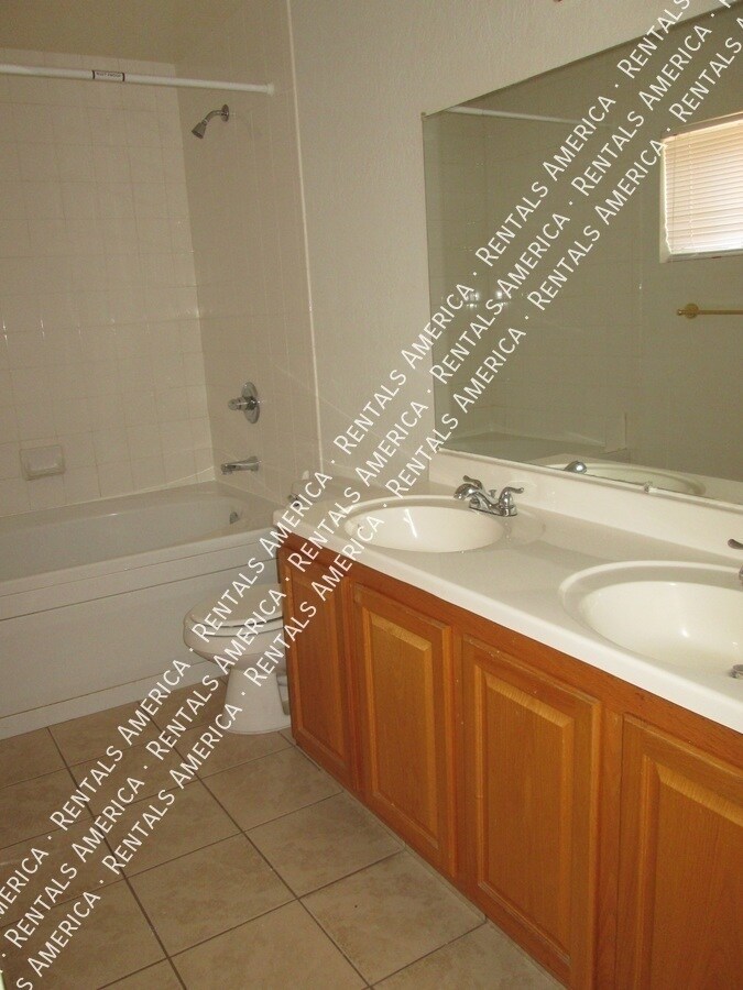 Building Photo - 144 S Mulberry St