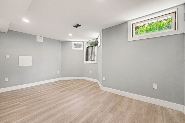 Building Photo - Classic Denver Charm Meets Modern Flexibility