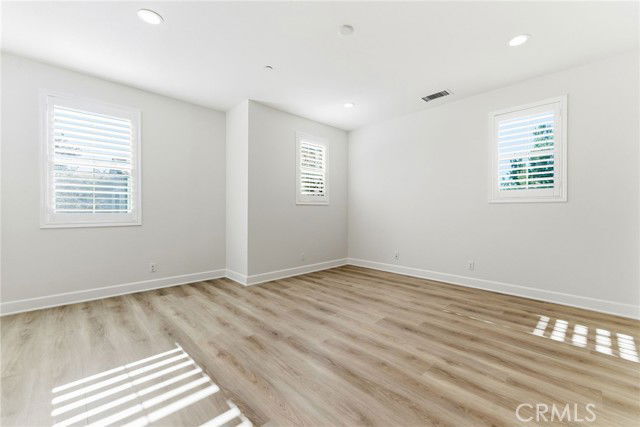 Building Photo - 137 Halo