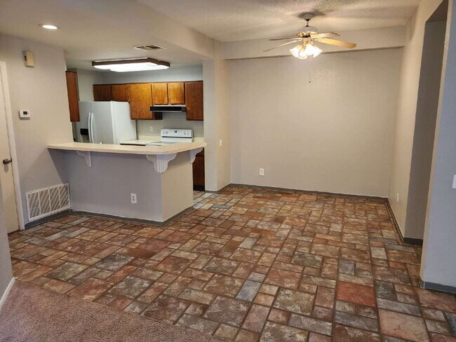 Building Photo - 2 Bed/2 Bath Condo in Tempe with Great Ame...