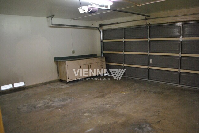 Building Photo - 4073 N Country Dr