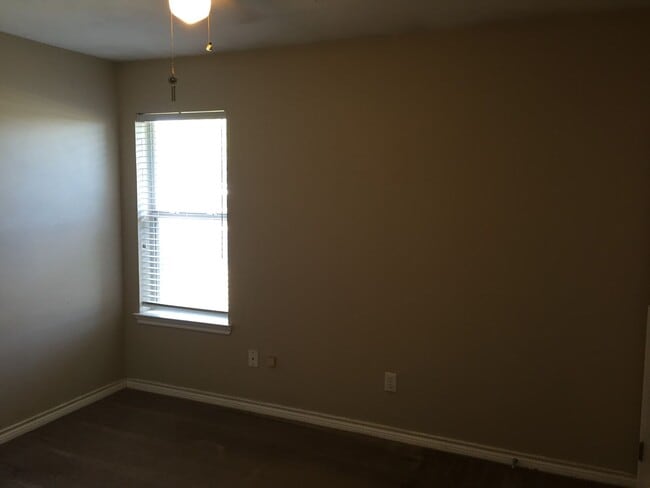 Building Photo - Beautiful 3/2 House A On Corner Lot!