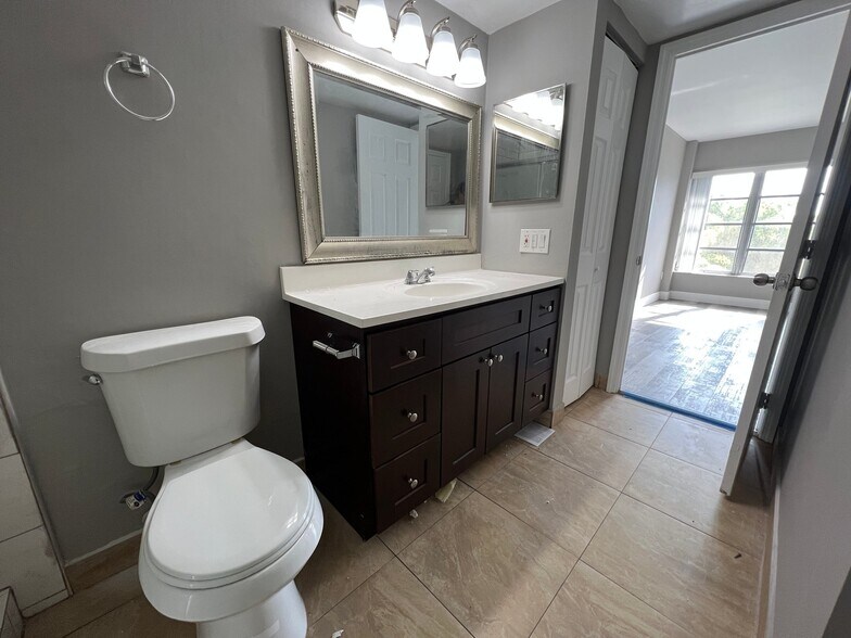 Building Photo - 4158 Inverrary Dr