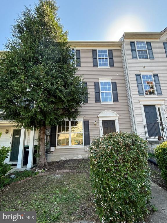 Building Photo - 802 Pendleton Ln