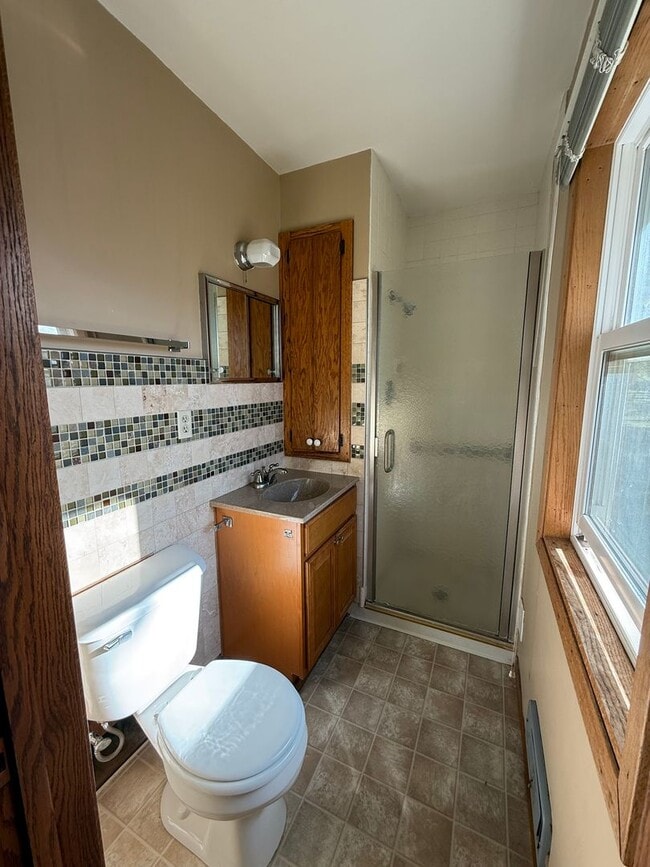 Building Photo - 3 Bed 2 Bath