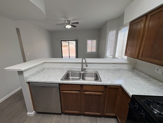 Building Photo - Rita Ranch Vail School District Single story home