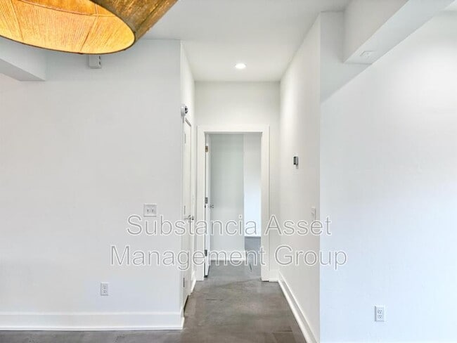 Building Photo - 2800 N McKinley Ave