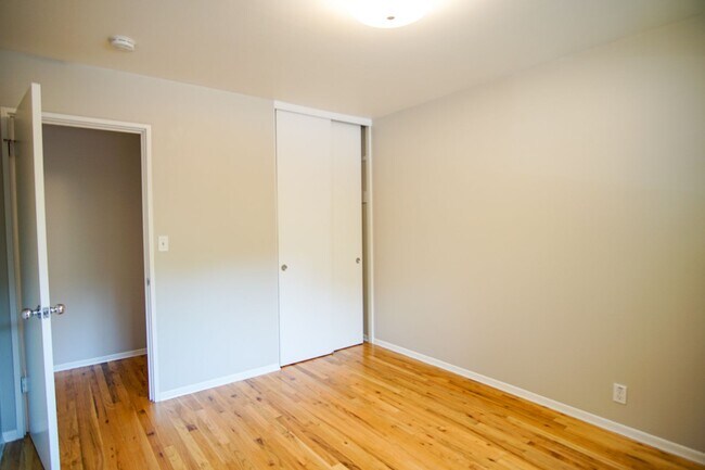 Building Photo - Mid-Century Dream Come True! Lovingly Maintained 2-Bedroom Available Now!
