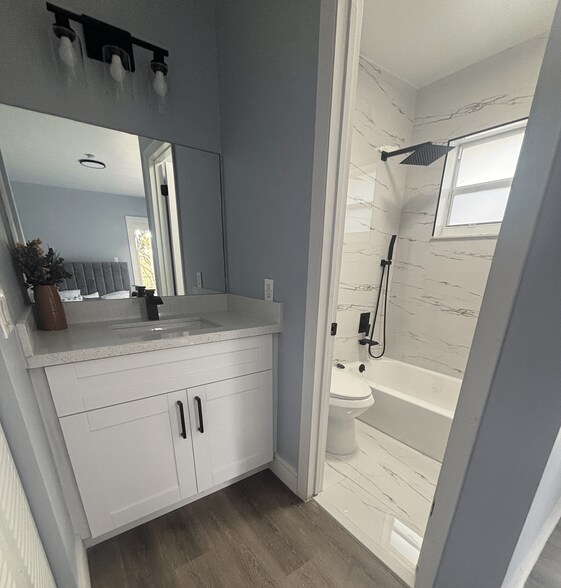 Building Photo - 814 SW 12th Pl