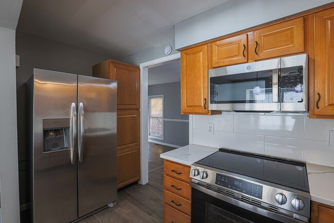 Building Photo - 733 Farnham Pl