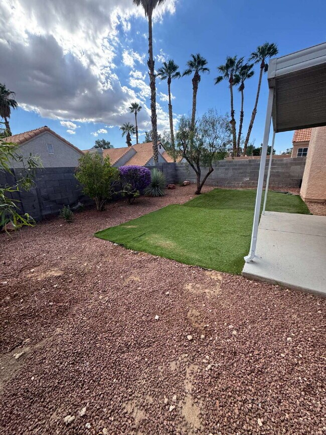 Building Photo - 3 Bed, 2 1/2 Bath Henderson