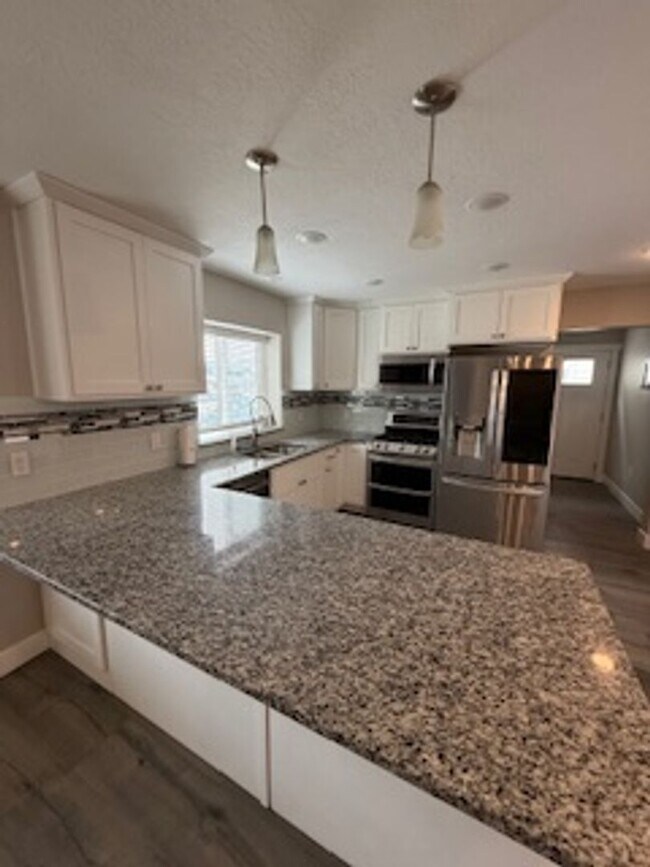 Building Photo - Gorgeous 6-bedroom, 4-bathroom in Charming Salem