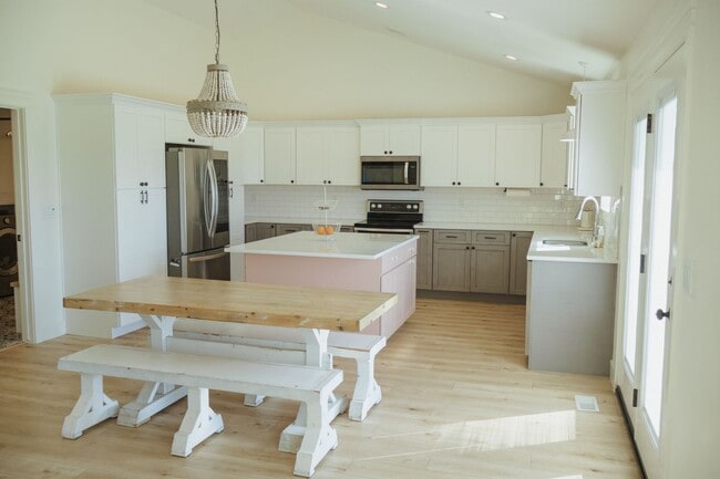 Building Photo - 3951 Woodland Dr