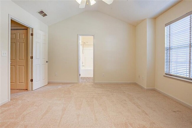 Building Photo - Spacious townhome minutes from Midtown Atl...