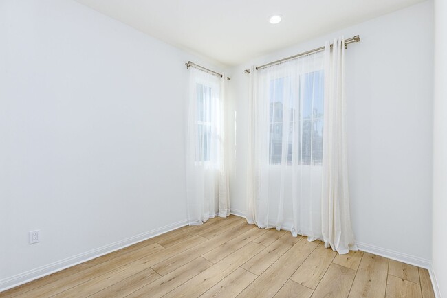 Building Photo - Beautiful 4Br/3.5Ba Townhome - Brand New C...