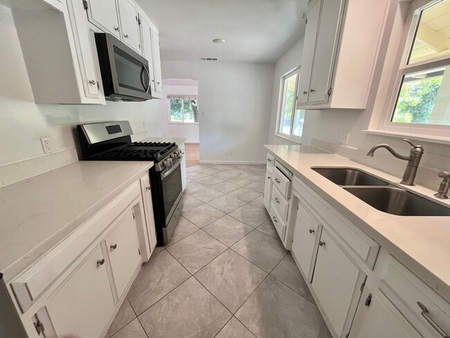 Building Photo - Fall Rental: Charming 2-bedroom, 1-bathroom duplex near UC Davis featuring central heating and ai...