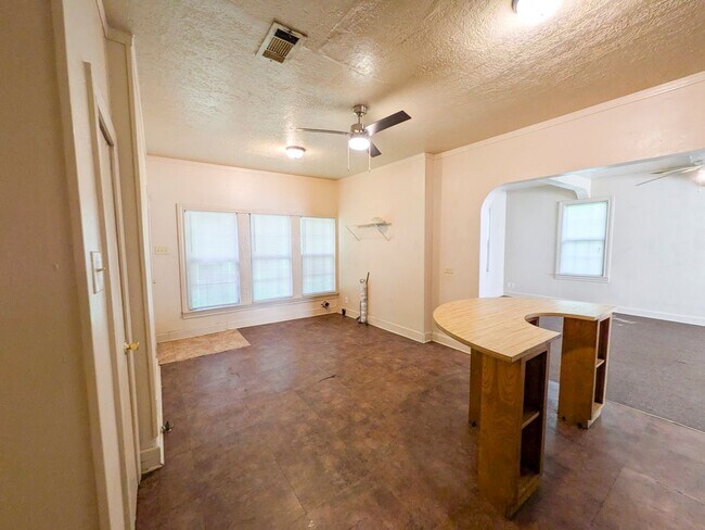 Building Photo - 2021 Wignall Ave