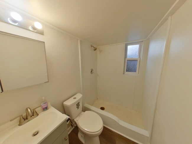 Building Photo - 145 N Ash St