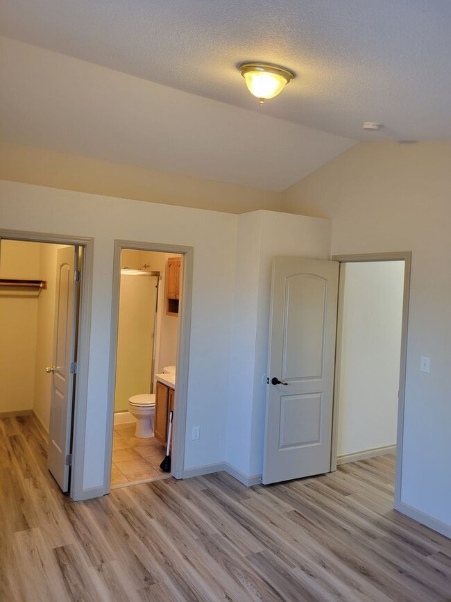 Building Photo - Updated House in NE Salem - Fenced Yard - Pet Friendly