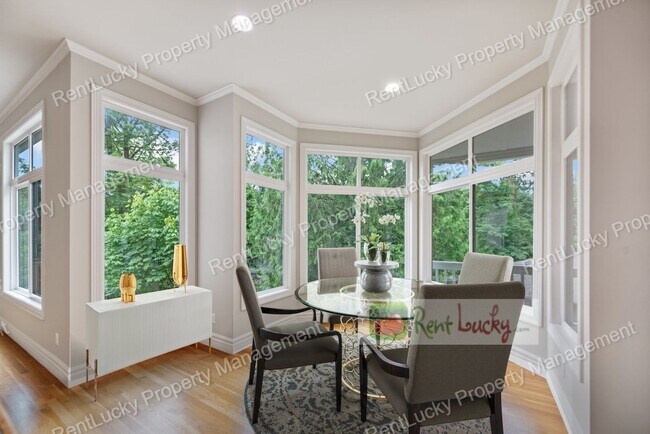 Building Photo - Like-New and HUGE 5-Bedroom Home in Prime Bellevue Location!!