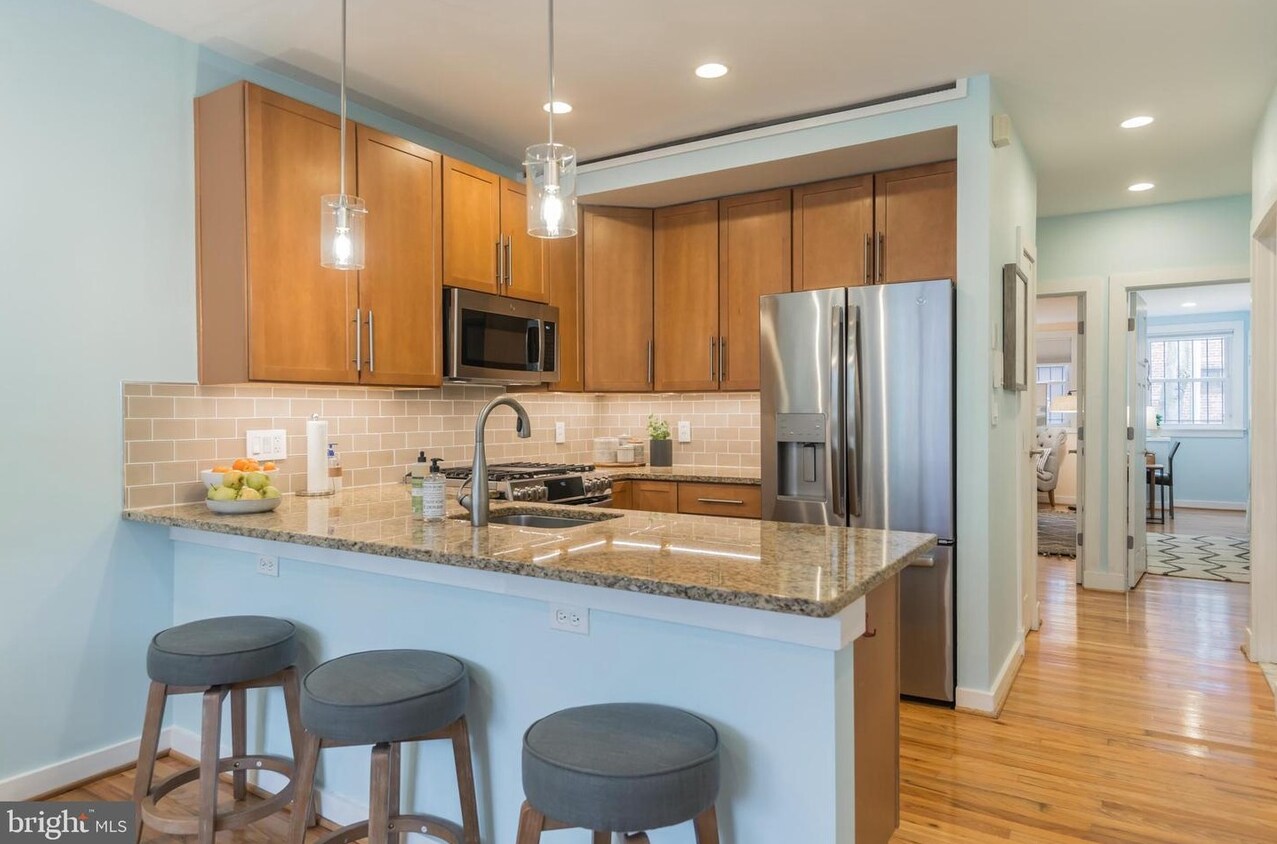 Building Photo - 302 Todd Pl NE