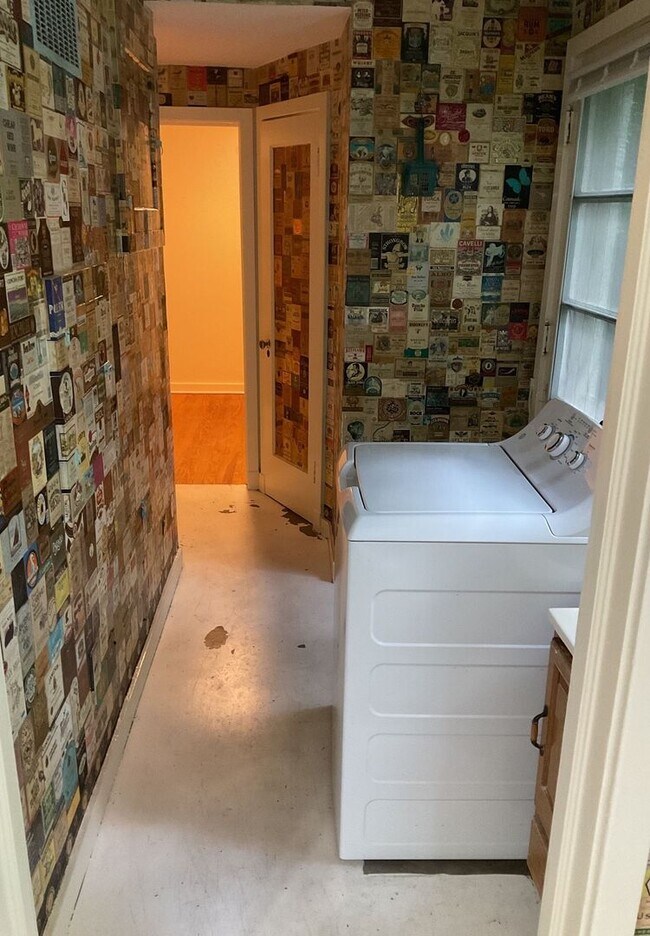 Building Photo - Great Home within Walking Distance to Campus.