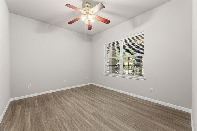 Building Photo - 1216 Willowbrook Dr