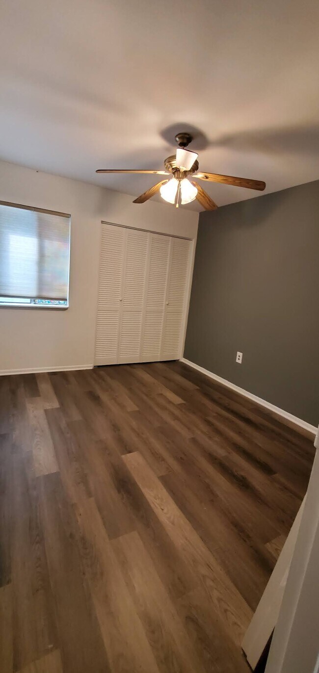Building Photo - 707 Meadowview Ln