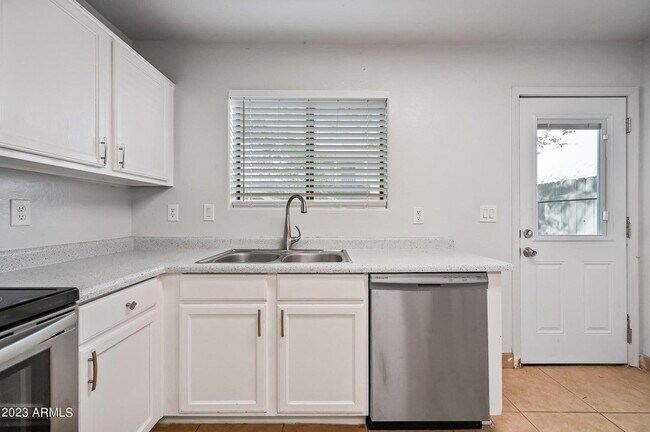 Building Photo - 5010 N 22nd Ave