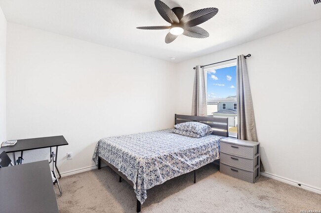 Building Photo - Charming Home Awaits: Spacious & Modern Living in a Prime Location