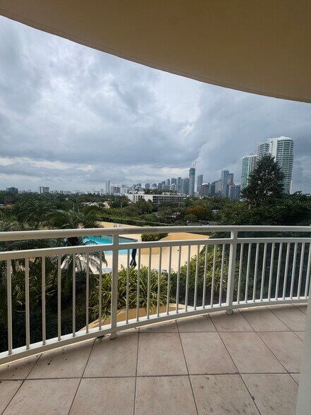 Building Photo - 690 SW 1st Ct