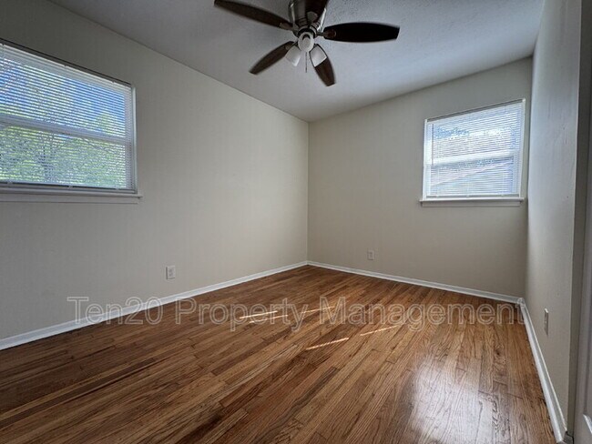 Building Photo - 302 26th St