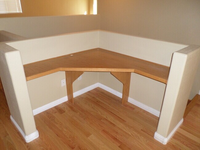 Building Photo - Great 4 BR + BONUS Room off Calle Del Oso Oro