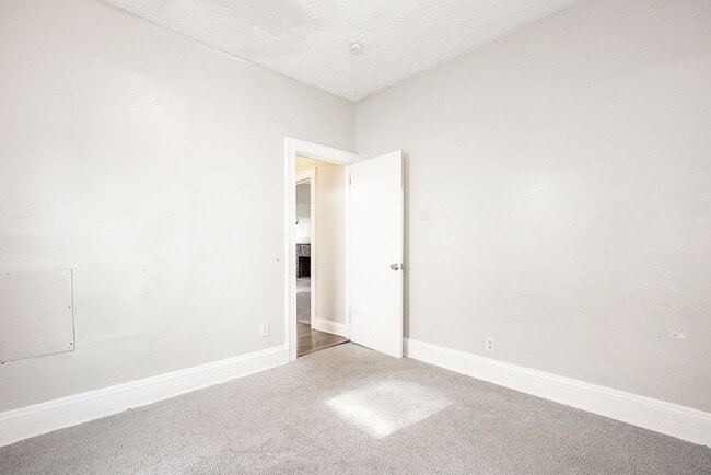 Building Photo - 5 BED 2 BATH BEAUTIFUL SINGLE FAMILY HOME ...
