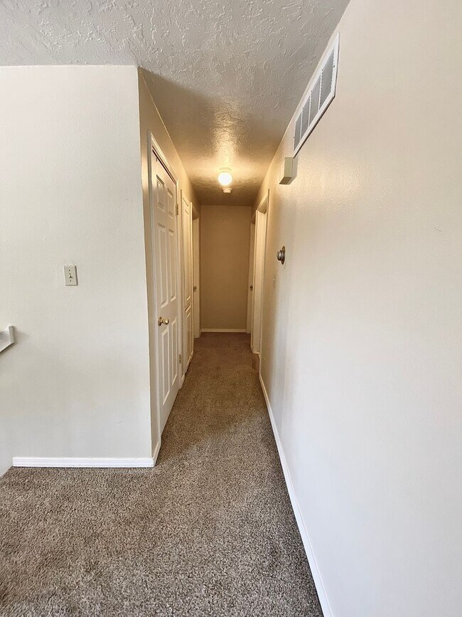 Building Photo - 2 Bedroom 1 Bath Units