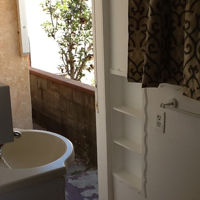 Building Photo - 633 S Orchard Dr