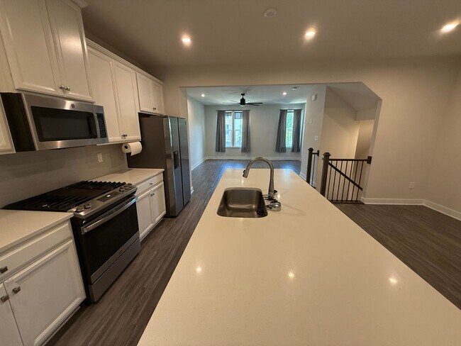 Building Photo - 3 Bedroom Townhouse - City Living with a G...