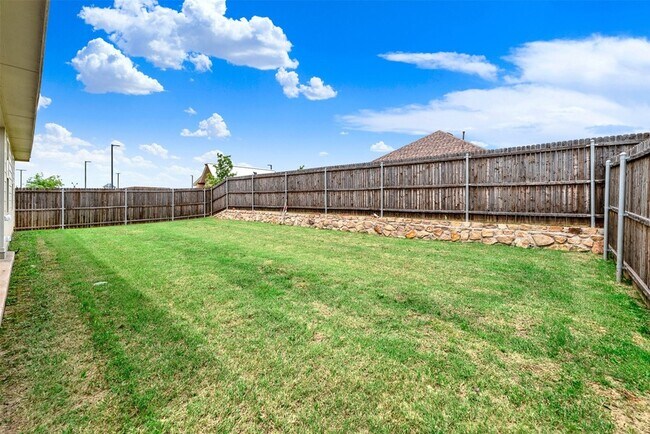 Building Photo - 720 Willow View Way