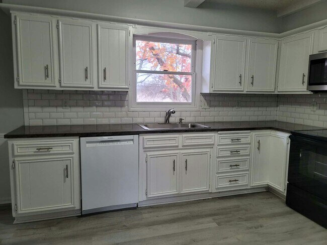 Building Photo - 621 Ridgeway Rd