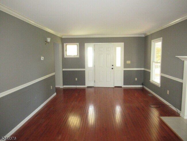 Building Photo - 1 Lakeview Terrace
